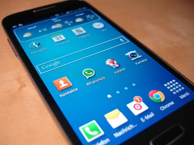 smartphone, samsung, galaxy s4 mini, communication, mobile, phone, make a phone call, whatsapp, samsung, samsung, samsung, whatsapp, whatsapp, whatsapp, whatsapp, whatsapp. Multilingual social media crisis communication: UK playbook